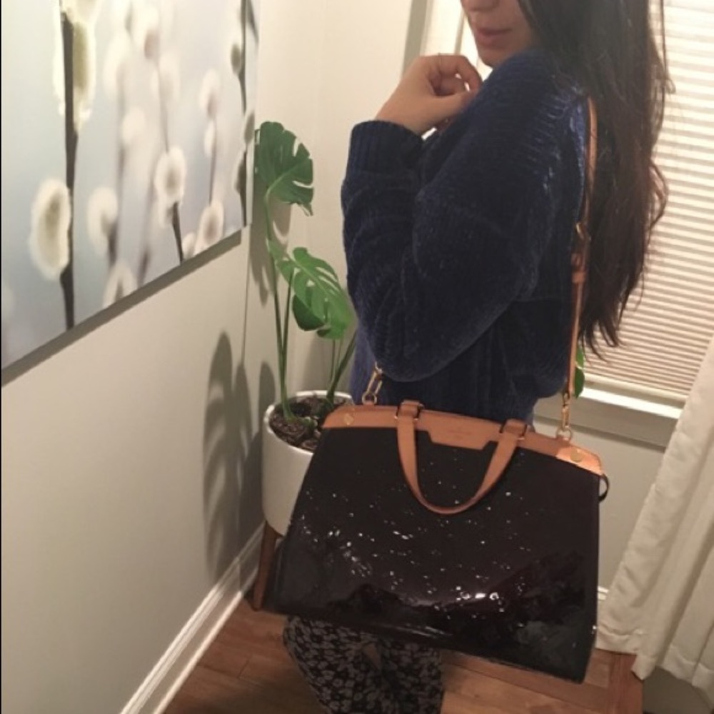 Authentic Louis Vuitton Alma Vernis GM bag.